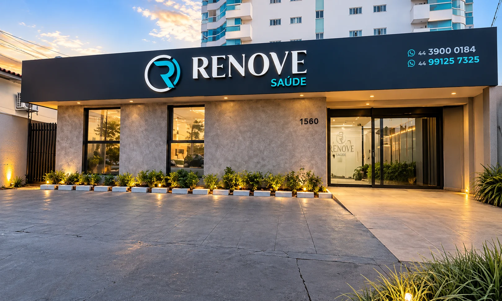 Fachada da Renove Saúde ao entardecer, com o número 1560 na parede